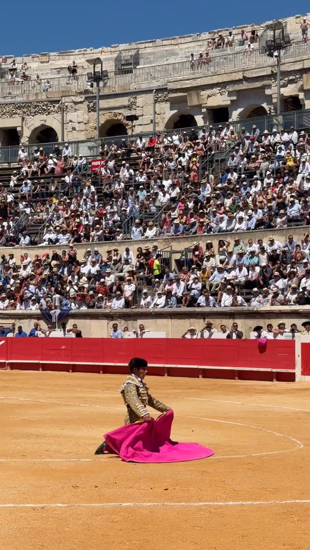 Il y a des histoires qui ne s’effacent jamais des pierres des Arènes de Nîmes. Celle de Marc Serrano en fait partie.
Enfant de la ville, devenu matador ici même en 2000, il retrouvait aujourd’hui cette piste après 15 ans d’absence.
Ce n’était peut-être pas une tarde de triomphe.
Mais il y avait quelque chose de vrai. De sincère. Le retour d’un torero chez lui.
Dans le regard des aficionados, dans le silence des arènes, dans chaque passe donnée avec le cœur… on sentait que Nîmes n’avait jamais oublié Marc Serrano.