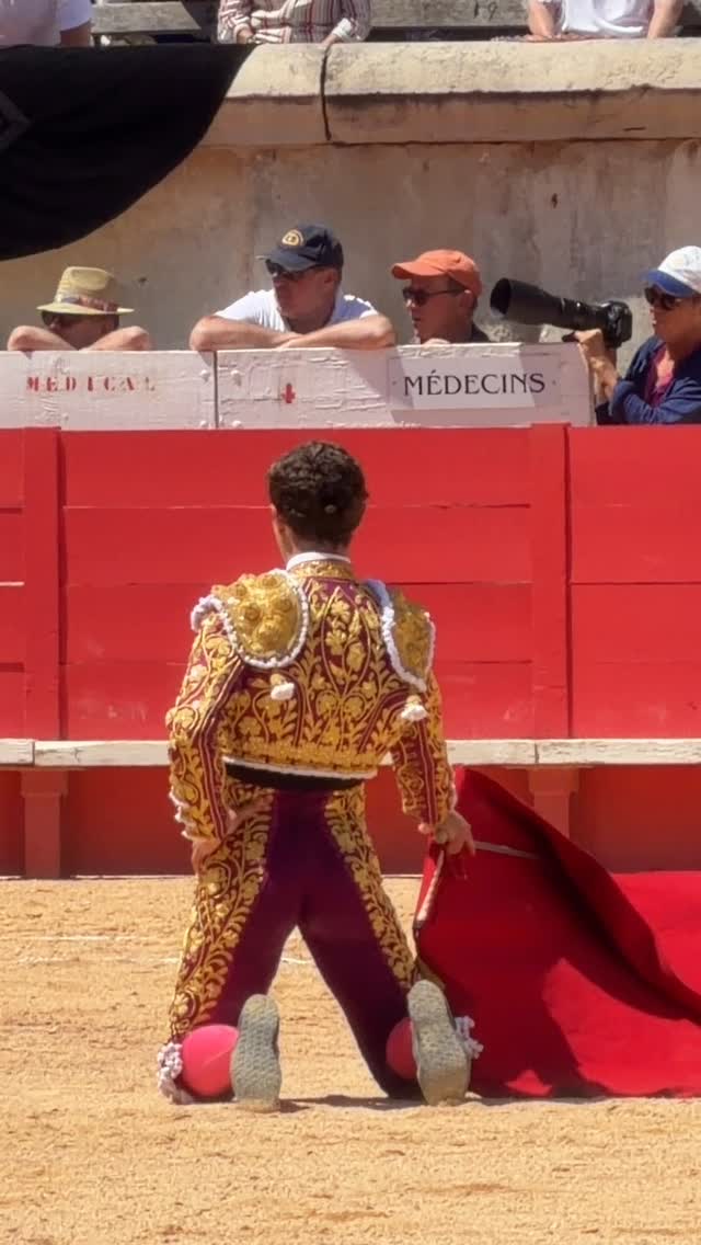 Dans la tauromachie, les passes réalisées à genoux représentent l’une des expressions les plus engagées du toreo. Souvent exécutées lors de l’accueil du taureau au capote ou dans les dernières séries de muleta, elles réduisent volontairement la mobilité du torero afin d’accentuer la domination et la pureté de la trajectoire. Le corps reste fixe, le terrain est gagné au plus près des cornes, et toute la lidia repose alors sur le placement, le tempo et la capacité à embarquer la charge dans la toile sans rupture.
Plus qu’un simple effet spectaculaire, le toreo à genoux est considéré par les aficionados comme une démonstration de vérité, de technique et d’engagement absolu face au toro.
Olé @adriensalenc